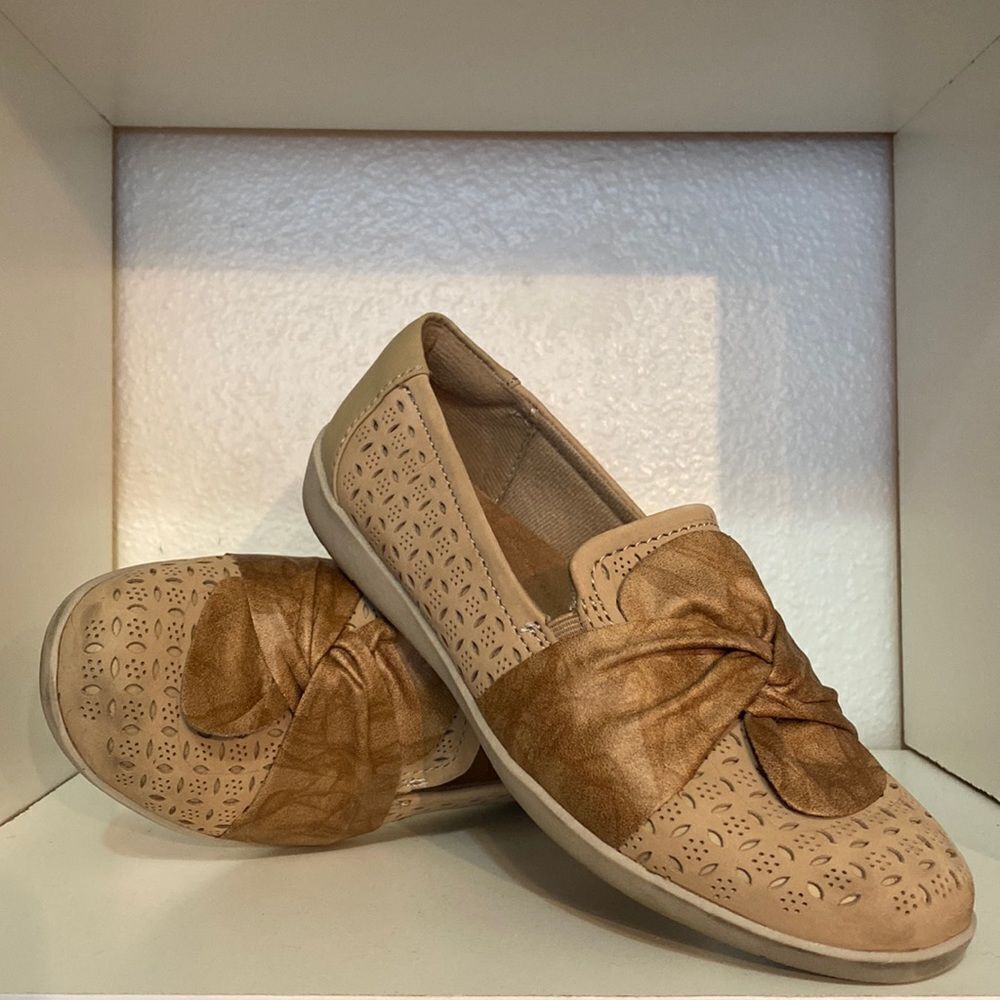 Earth Origins Finley Womens Tan Leather Comfort Walking Flat Slip On Loafers